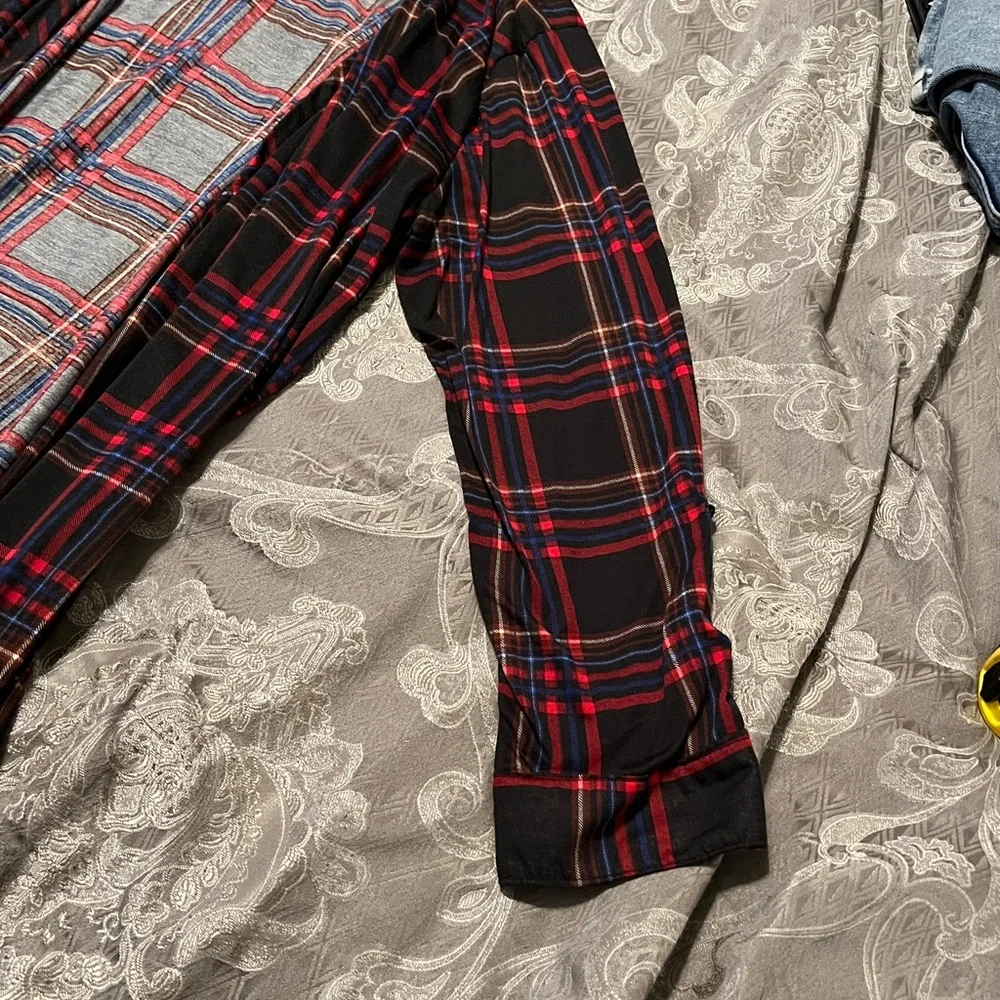 Black and red plaid cardigan - Picture 5 of 7